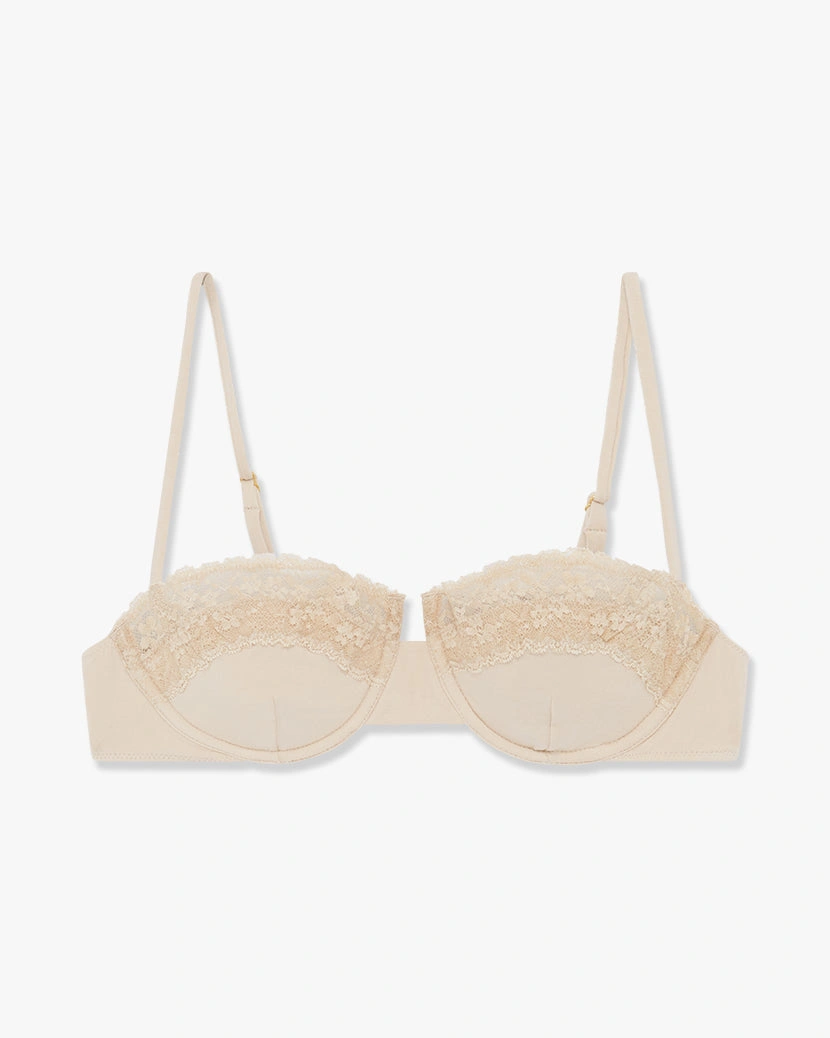 Soutien-gorge balconnet en dentelle: Élégance irrésistible, charme discret, pour une séduction subtile et inoubliable.